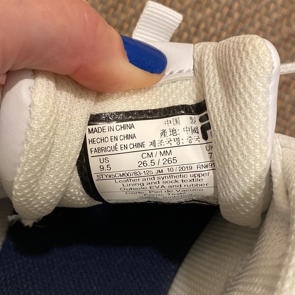 Fila 9.5 White Tennis Shoes - Picture 6 of 10